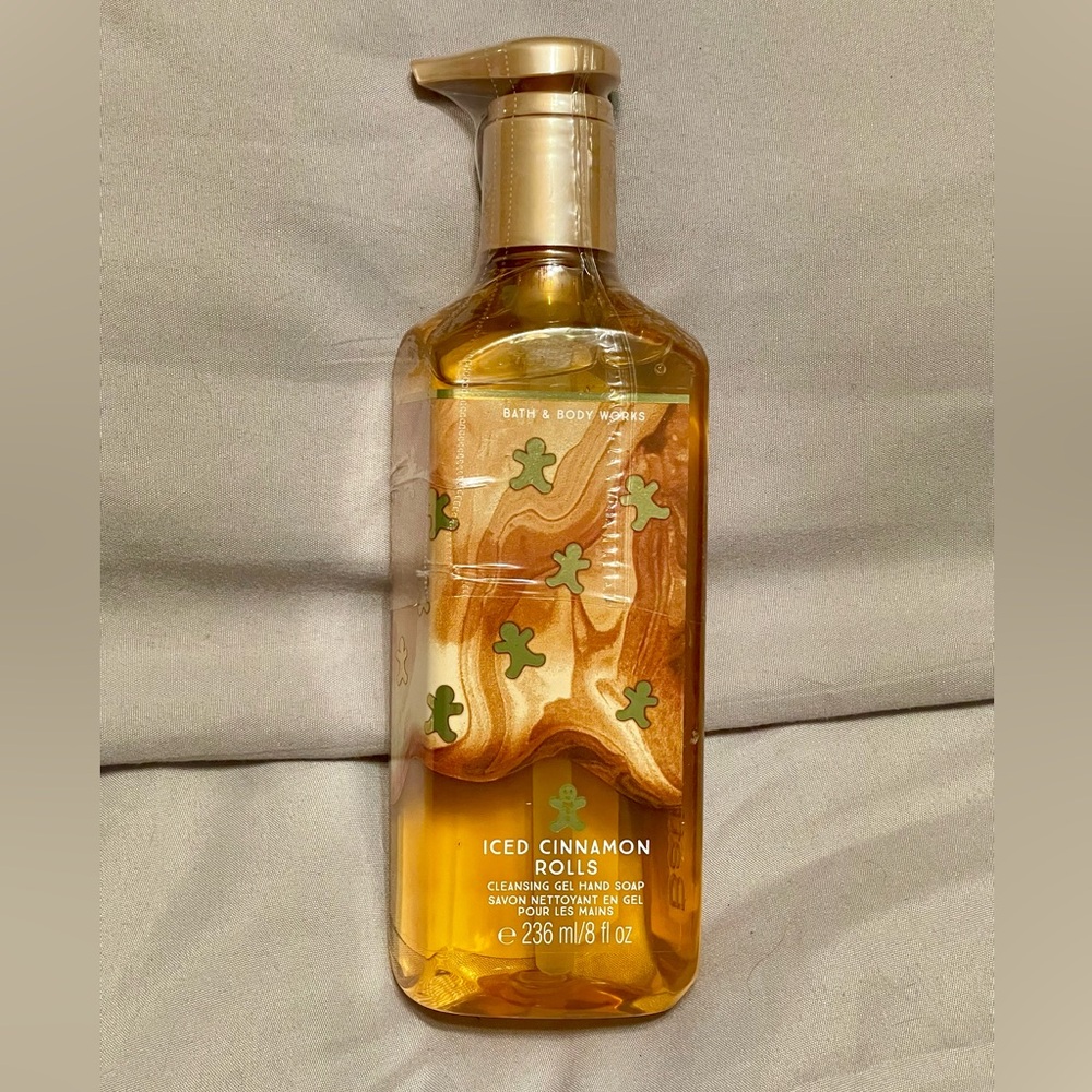 Bath & Body Works Iced Cinnamon Rolls Hand Soap - Gold Accents